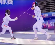  前击剑冠军秦雪转型引发热议 