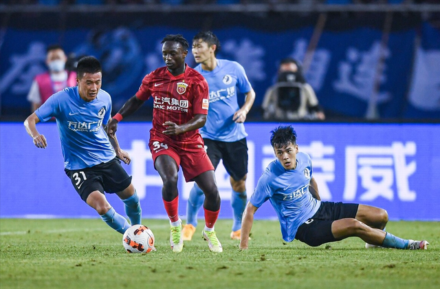  上海久事训练开放日；加时末段扳平良机引观众欢呼；全明星赛在即；数据层面出现新趋势