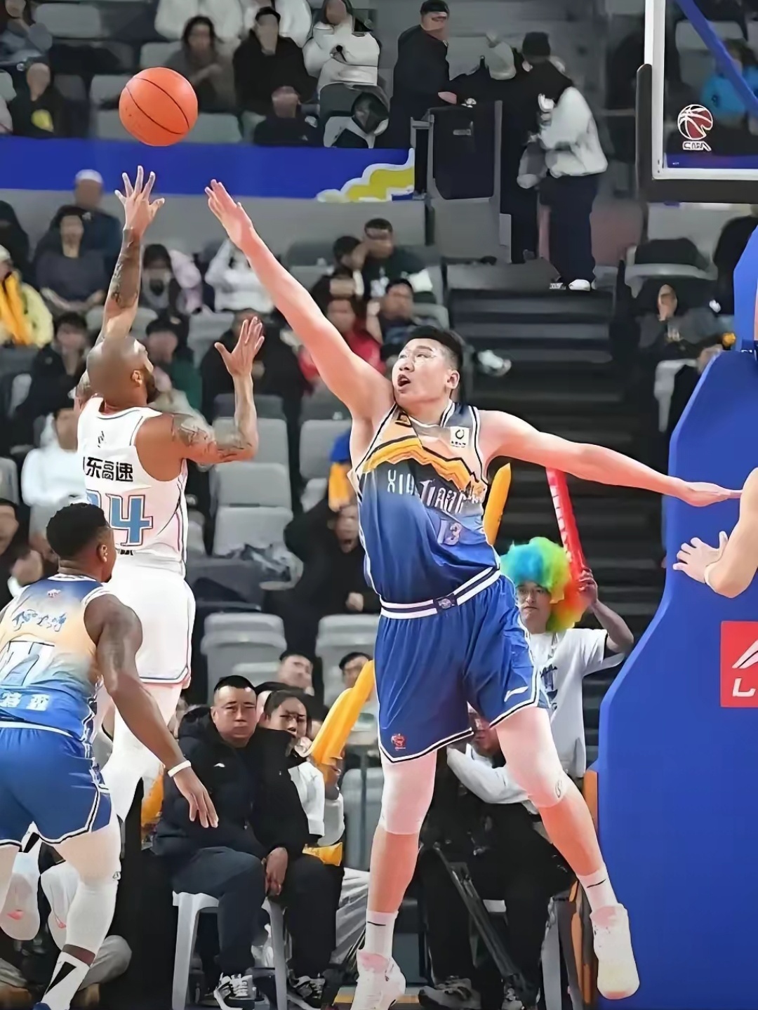 爱游戏娱乐 -关于关键战突围战来临，阿贾克斯围绕CBA常规赛再遭质疑，球迷炸锅，身体对抗强度拉满的信息