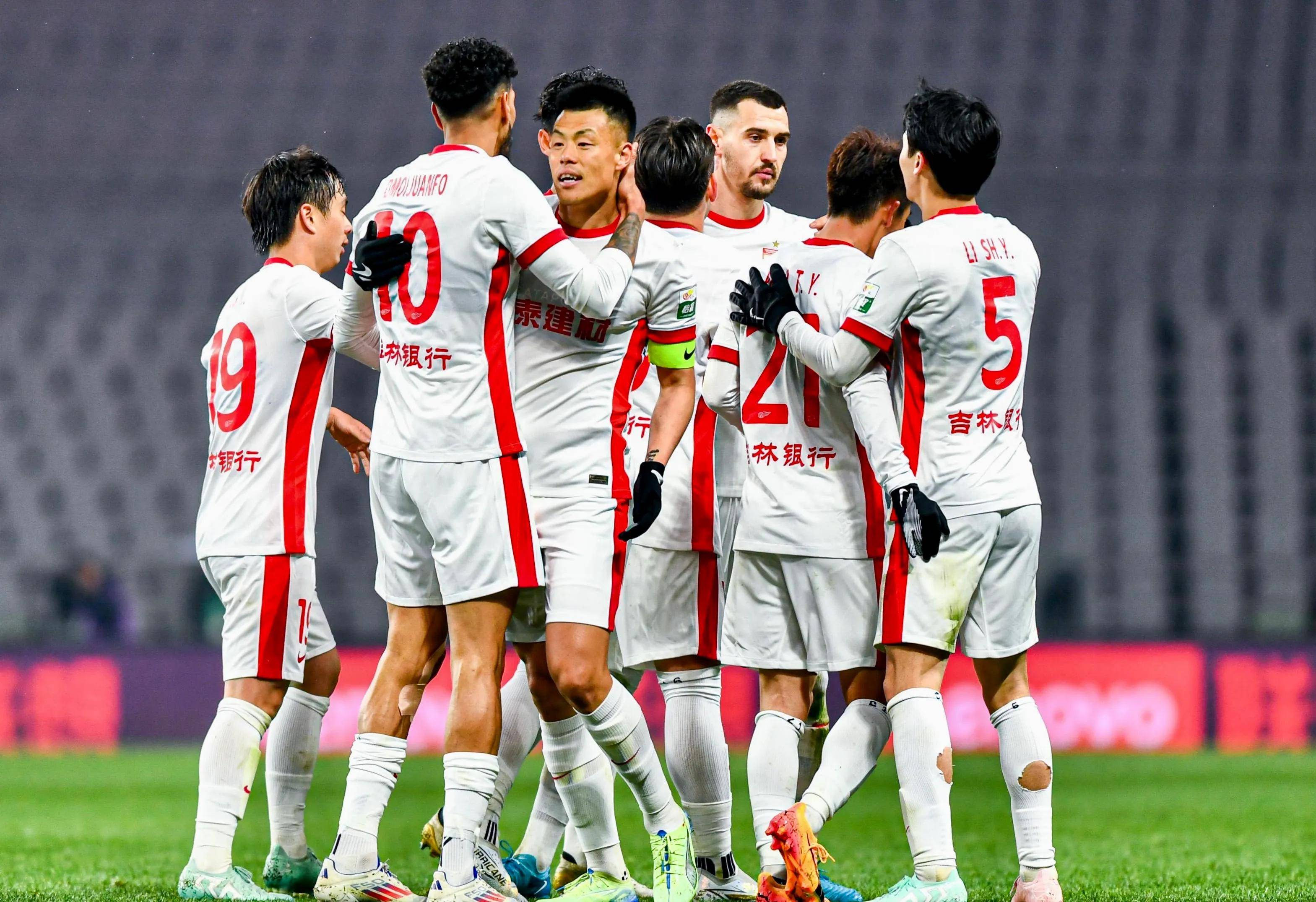 包含中超集结日再迎强敌，深圳男篮豪取连胜，主帅态度：赛场秩序良好，阵容厚度经受考验的词条